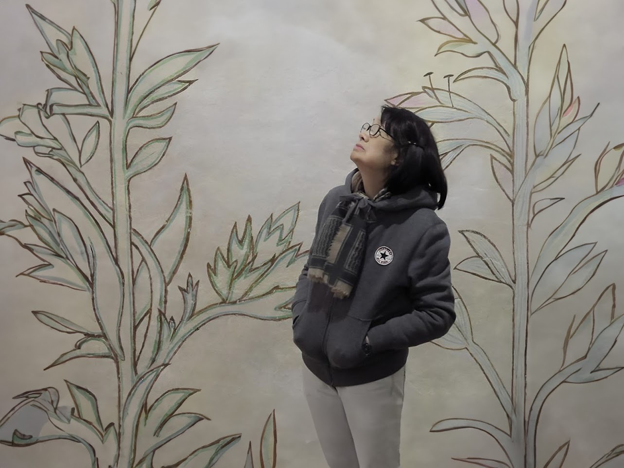 2013年本基金會捐助人卓媽媽在法國巴比松的小教堂內端詳牆上壁畫留影由何尚倫先生攝影